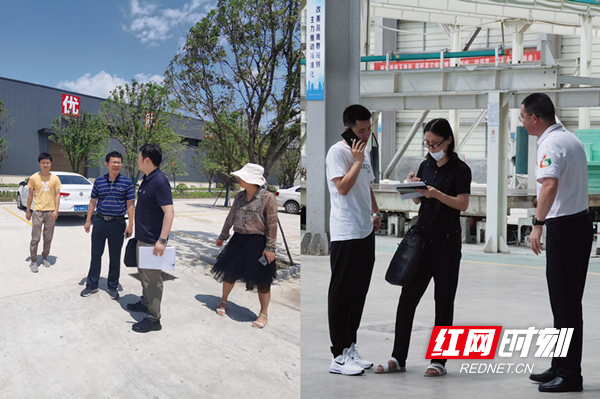 审计组深入工厂实地调查.审计干部查看投资项目建设规划